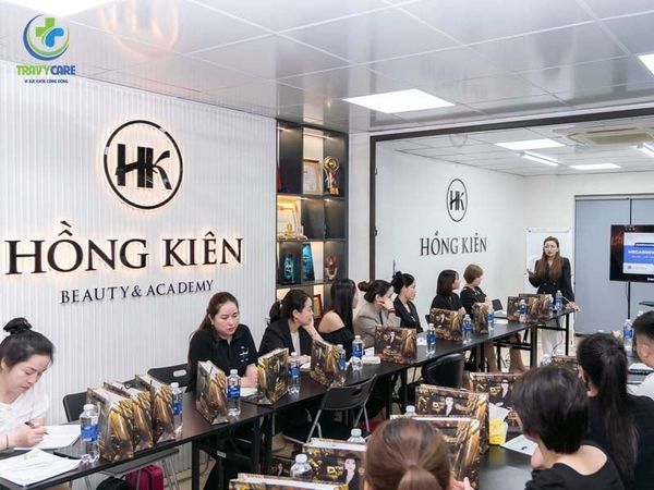 Hương Bùi Beauty Academy địa chỉ học phun mí mắt chuyên nghiệp tại Hà Nội