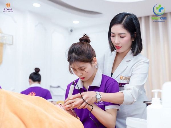 Giảng viên Royal Beauty Academy hướng dẫn học viên thực hành phun mí mắt trực tiếp trên mẫu thật.