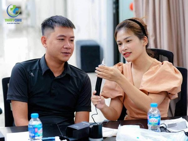 Giảng viên tư vấn và hướng dẫn học viên sử dụng máy phun xăm tại địa chỉ học phun mí mắt