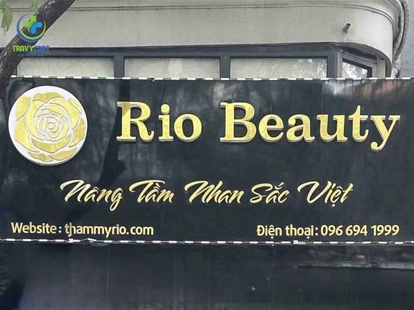 Biển hiệu Rio Beauty Clinic địa chỉ học phun mí mắt uy tín chất lượng.
