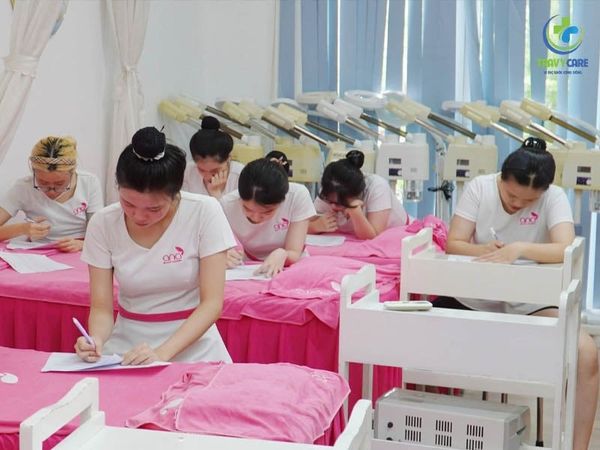 Lớp học lý thuyết của các học viên tại địa chỉ học phun môi uy tín.