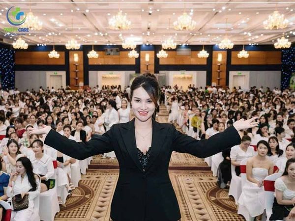 Sự kiện hội thảo quy mô lớn của địa chỉ học phun môi uy tín Travycare với đông đảo học viên.
