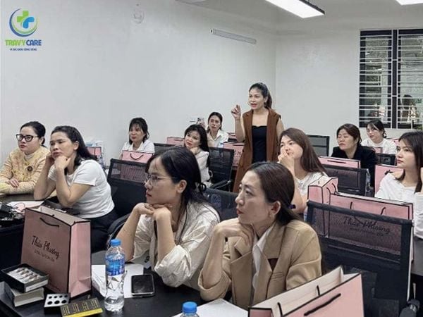 Buổi học lý thuyết chuyên sâu tại địa chỉ học phun môi uy tín