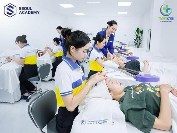 Lớp thực hành chuyên nghiệp tại địa chỉ học phun môi Seoul Academy do Travycare giới thiệu.