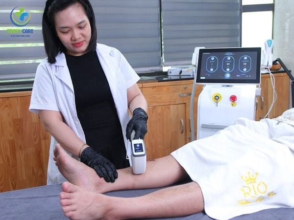 Nữ chuyên viên sử dụng máy triệt lông công nghệ cao Rio tại địa chỉ học triệt lông Travy Care.