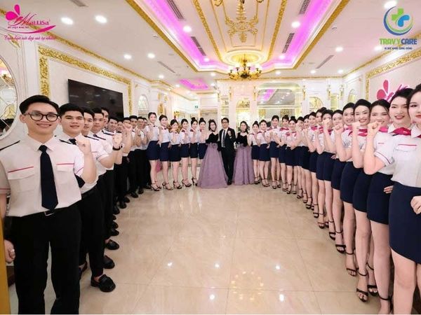 Đội ngũ nhân viên đông đảo, đồng phục chuyên nghiệp đang đón tiếp khách hàng tại sảnh lớn của Mailisa.