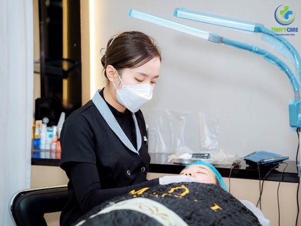 Chuyên viên tại M.Ò.I Beauty & Academy đang thực hiện kỹ thuật cho khách hàng.