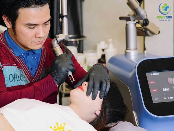 Cận cảnh chuyên gia đang thực hiện quá trình khử thâm cho khách hàng tại thẩm mỹ Rio
