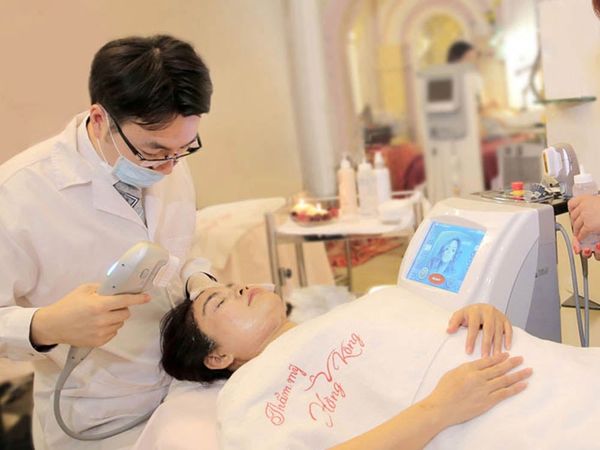 Chuyên gia thao tác máy nâng cơ trẻ hóa tại Thẩm mỹ Hồng Kông – địa chỉ khử thâm vùng kín lâu năm