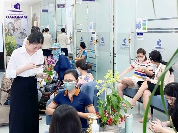 Khách hàng chờ tư vấn tại sảnh Viện thẩm mỹ Gangnam – địa chỉ khử thâm vùng kín được nhiều người quan tâm