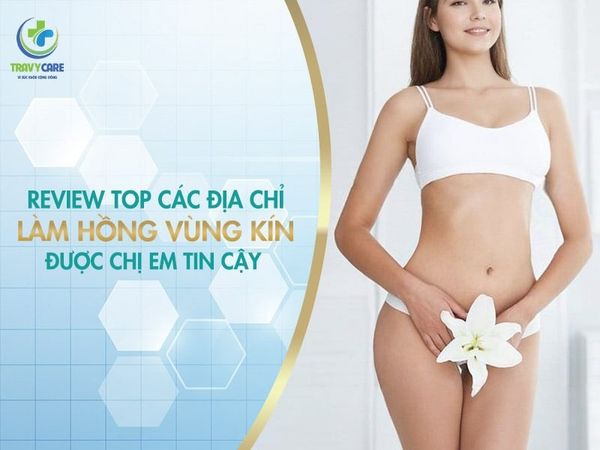 Ảnh banner quảng cáo dịch vụ làm hồng vùng kín của TravyCare với người phụ nữ và hoa ly trắng.