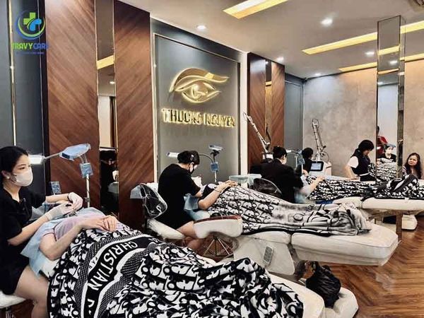 Hệ thống phòng trị liệu vô trùng và thiết bị hiện đại tại Travycare - địa chỉ phun mí mắt nai an toàn.