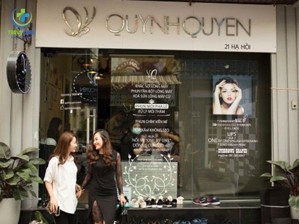 Khách hàng di chuyển phía trước mặt tiền của trung tâm Quỳnh Quyên tại số 21 Hạ Hồi, một địa chỉ phun mí mắt nai uy tín.
