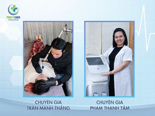 Chuyên gia Trần Mạnh Thắng thực hiện trị liệu và chuyên gia Phạm Thanh Tâm giới thiệu máy công nghệ cao tại địa chỉ phun mí mở tròng Travycare.