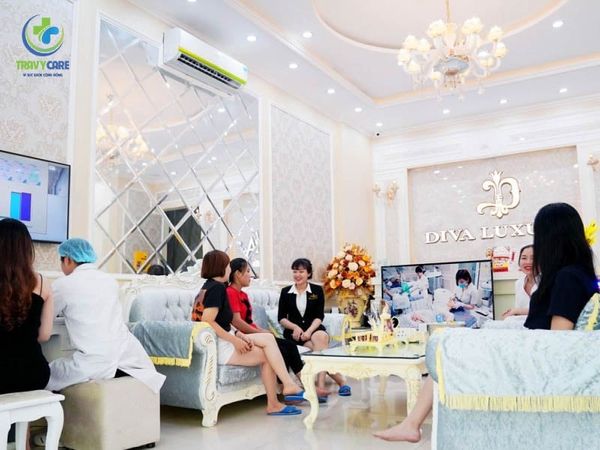 Không gian sảnh đón tiếp sang trọng của Diva Luxury, một địa chỉ phun mí mở tròng uy tín chất lượng cao.