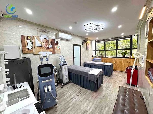 Không gian phòng trị liệu hiện đại với máy móc công nghệ cao tại địa chỉ phun mí mở tròng.