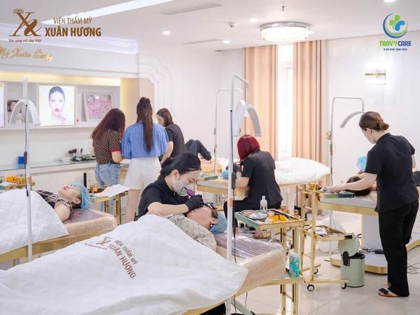 Nhiều khách hàng tin tưởng đến trải nghiệm dịch vụ làm đẹp tại Viện thẩm mỹ Xuân Hương, một địa chỉ phun môi hồng cam uy tín.
