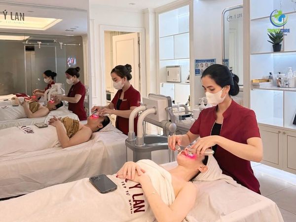 Quy trình chăm sóc môi chuyên nghiệp sau khi làm đẹp cho khách hàng tại Thẩm mỹ viện Ý Lan, một địa chỉ phun môi hồng cam đáng tin cậy.