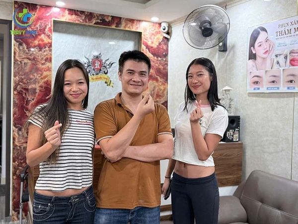 Chuyên gia và khách hàng hài lòng sau khi thực hiện dịch vụ tại địa chỉ phun môi ombre uy tín.