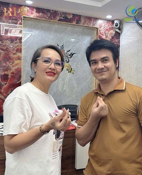 Khách hàng trải nghiệm dịch vụ phun môi xí muội tự nhiên tại địa chỉ phun môi xí muội uy tín.