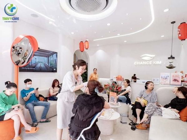 Chuyên viên tư vấn khách hàng tại Chance Kim, địa chỉ phun môi xí muội uy tín.