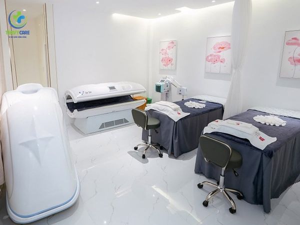 Không gian phòng máy hiện đại tại địa chỉ triệt lông chân uy tín với hệ thống giường spa và thiết bị công nghệ cao.