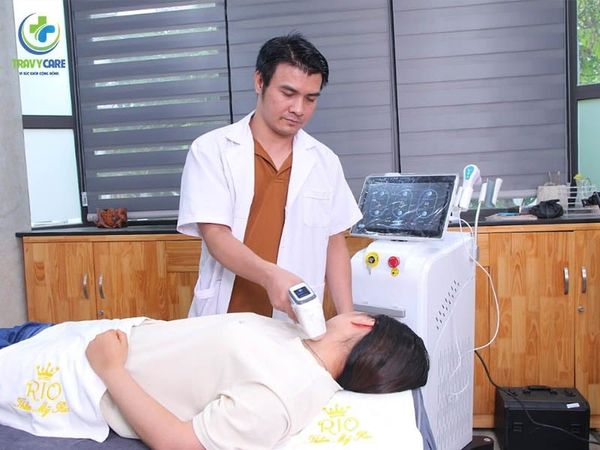 Kỹ thuật viên thực hiện triệt lông cổ tại địa chỉ triệt lông cổ uy tín Thẩm mỹ Rio.