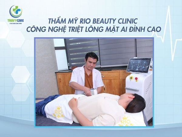 Kỹ thuật viên đang thực hiện triệt lông bằng công nghệ AI tại địa chỉ triệt lông mặt uy tín Thẩm mỹ Rio Beauty Clinic.
