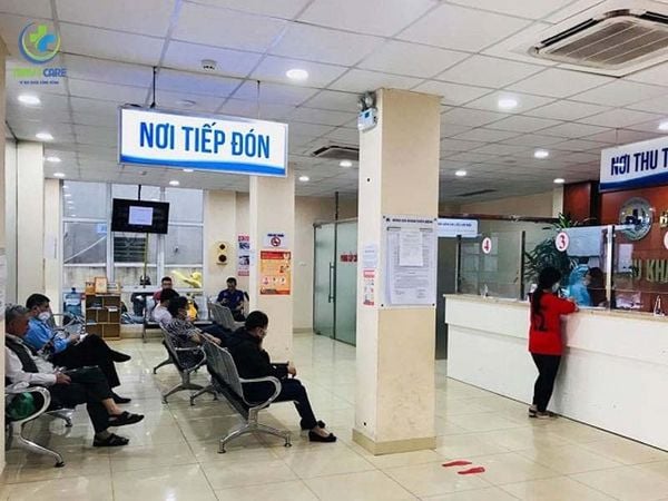 Bệnh nhân đến thăm khám và điều trị triệt lông mọc ngược tại Bệnh viện da liễu Trung ương