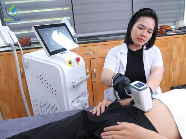 Kỹ thuật viên đang thực hiện triệt lông mông tại địa chỉ triệt lông mông uy tín.