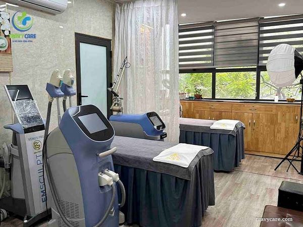 Hình ảnh so sánh vùng da dưới cánh tay trước và sau khi trải qua liệu trình triệt lông công nghệ cao.
