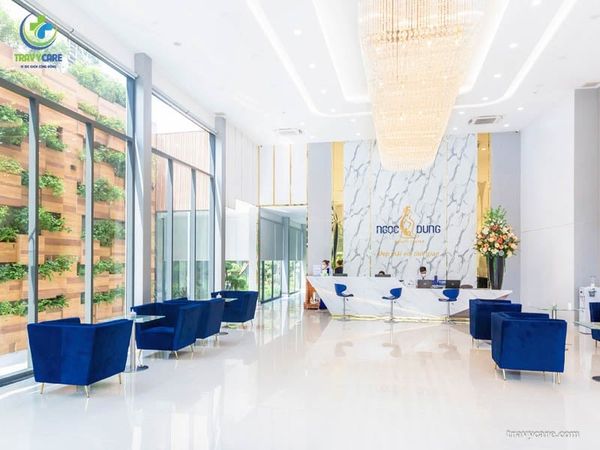 Khách hàng được bác sĩ tư vấn kỹ lưỡng về phác đồ tại không gian chuyên nghiệp của Kangnam.