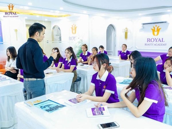 Hình ảnh học viên chăm chú nghe giảng tại Royal