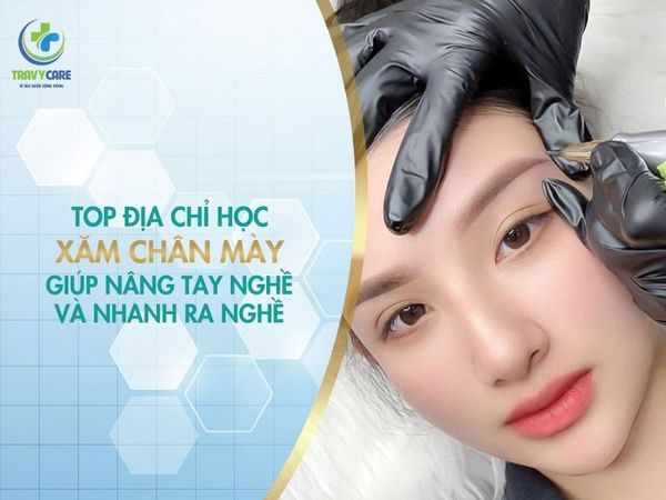 Cô gái tự tin xăm chân mày cho khách hàng