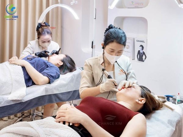Quy trình phun môi cam sữa chuyên nghiệp được thực hiện bởi các chuyên viên tại cơ sở Chance Kim.