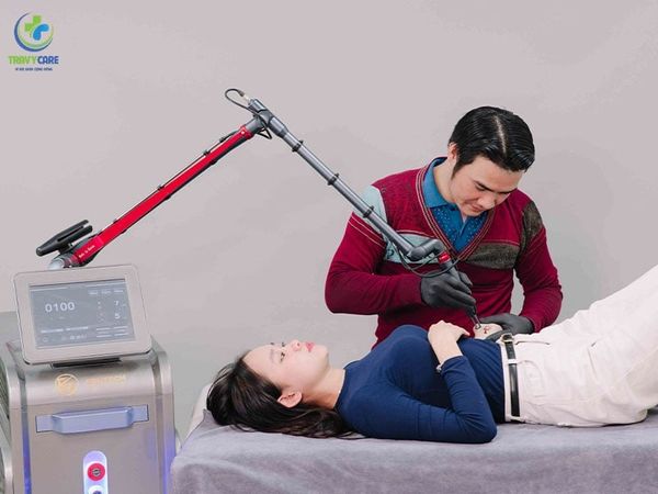 Chuyên gia tại Thẩm mỹ Rio đang sử dụng hệ thống máy móc hiện đại để xóa xăm ngực cho khách hàng một cách êm ái.