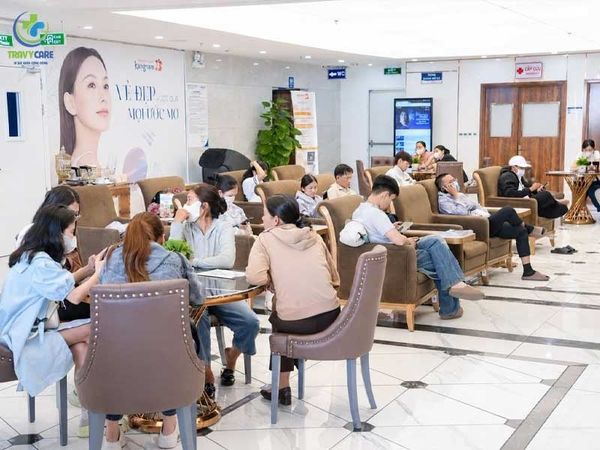 Không gian sảnh đón khách rộng rãi, hiện đại của Bệnh viện thẩm mỹ Kangnam.