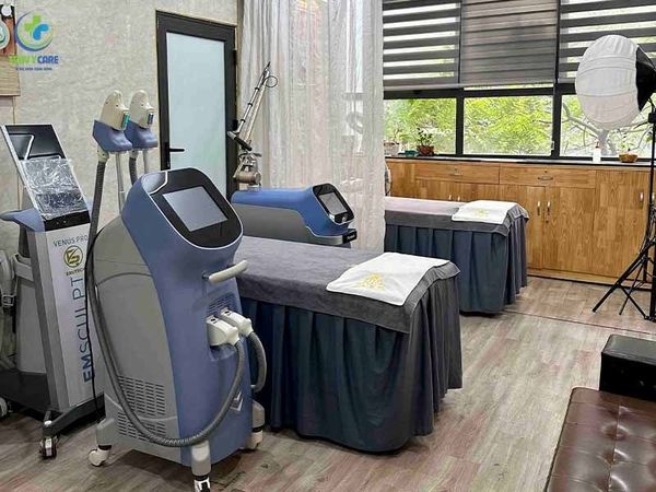 Cận cảnh hệ thống máy móc hiện đại Rio Laser Ultra Series tại không gian sạch sẽ của Thẩm Mỹ Rio Beauty Clinic.