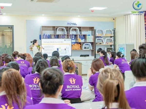 Đông đảo học viên đang chăm chú nghe giảng thẩm mỹ