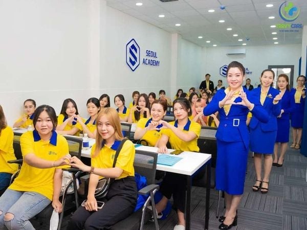 hình ảnh các học viên năng nổ thảo luận trong buổi học