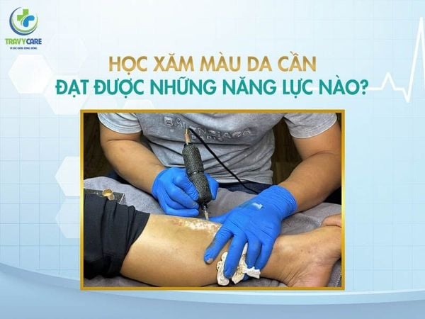 Cận cảnh đôi bàn tay đeo găng y tế của kỹ thuật viên đang sử dụng máy xăm chuyên dụng đi những nét kim siêu nhỏ để che phủ vết rạn&nbsp; của khách hàng.