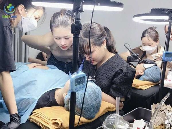 Hình ảnh học viên chăm chú nghe giảngvề nguyên lý vòng tròn màu sắc và cấu trúc da, được giảng dạy trong không gian khang trang, chuyên nghiệp.