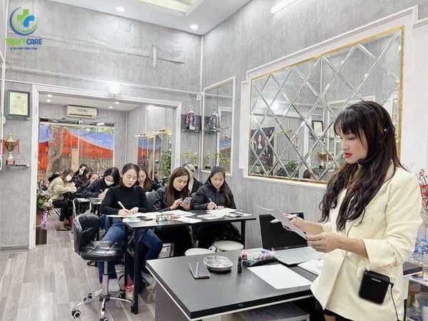 Học viên đang nghe giảng trong khóa học
