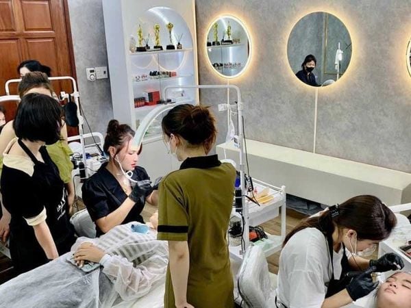 Giảng viên hướng dẫn học viên thực hành tại Thẩm mỹ Rio, một địa chỉ học điêu khắc chân mày uy tín.