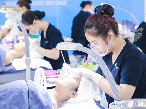 Hình ảnh học viên thực hành tại VietBeauty