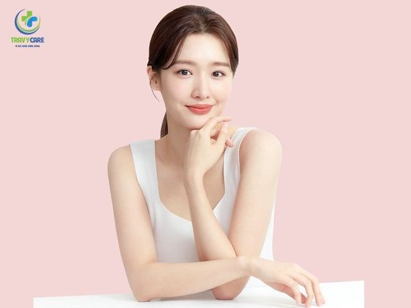 Ảnh gợi ý: Một cô gái tự tin diện áo sát nách với làn da vùng tay mịn màng, tươi sáng dưới ánh nắng.