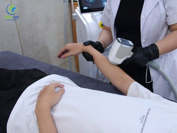 Ảnh gợi ý: Khách hàng đang được chuyên viên tại Thẩm Mỹ Rio điều trị triệt lông tay với máy Laser Diode trang bị đầu làm mát Sapphire