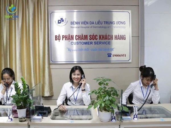 Ảnh gợi ý: Bác sĩ da liễu đang tiến hành soi da vùng tay để xác định tình trạng viêm nang lông trước khi triệt.