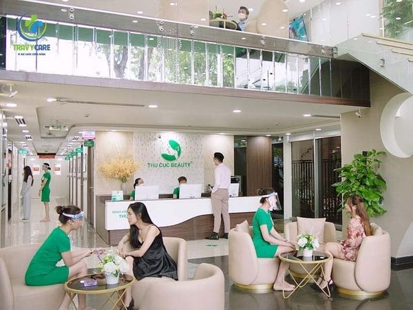 Không gian sảnh chờ sang trọng, rộng rãi của một viện thẩm mỹ lớn.