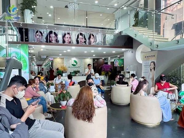 Ảnh gợi ý: Không gian sảnh chờ rộng rãi, thiết kế sang trọng tại Thu Cúc Clinics.